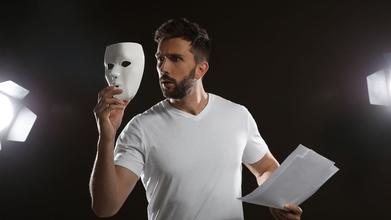 Casting attore di età scenica di 20 a 40 anni per Spettacoli Teatrali 